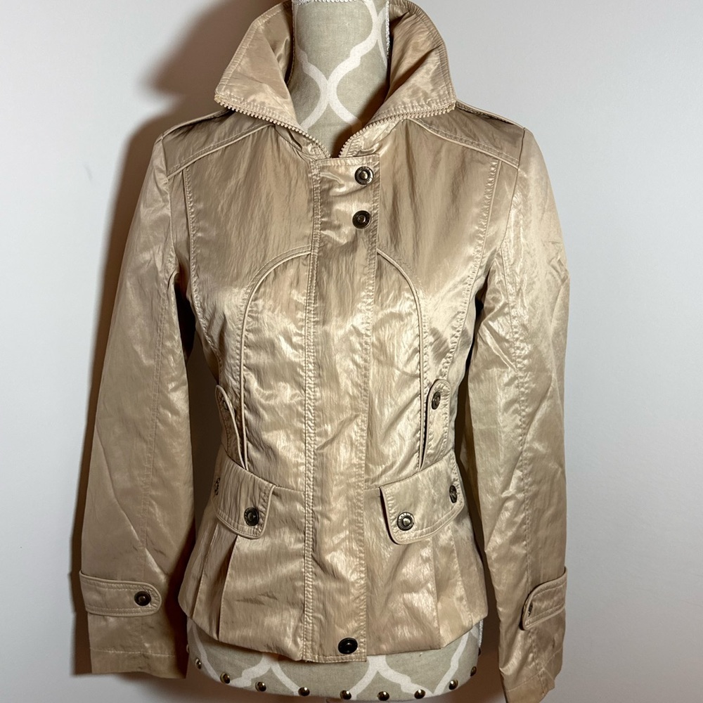 Gold jacket with pockets and button detailing